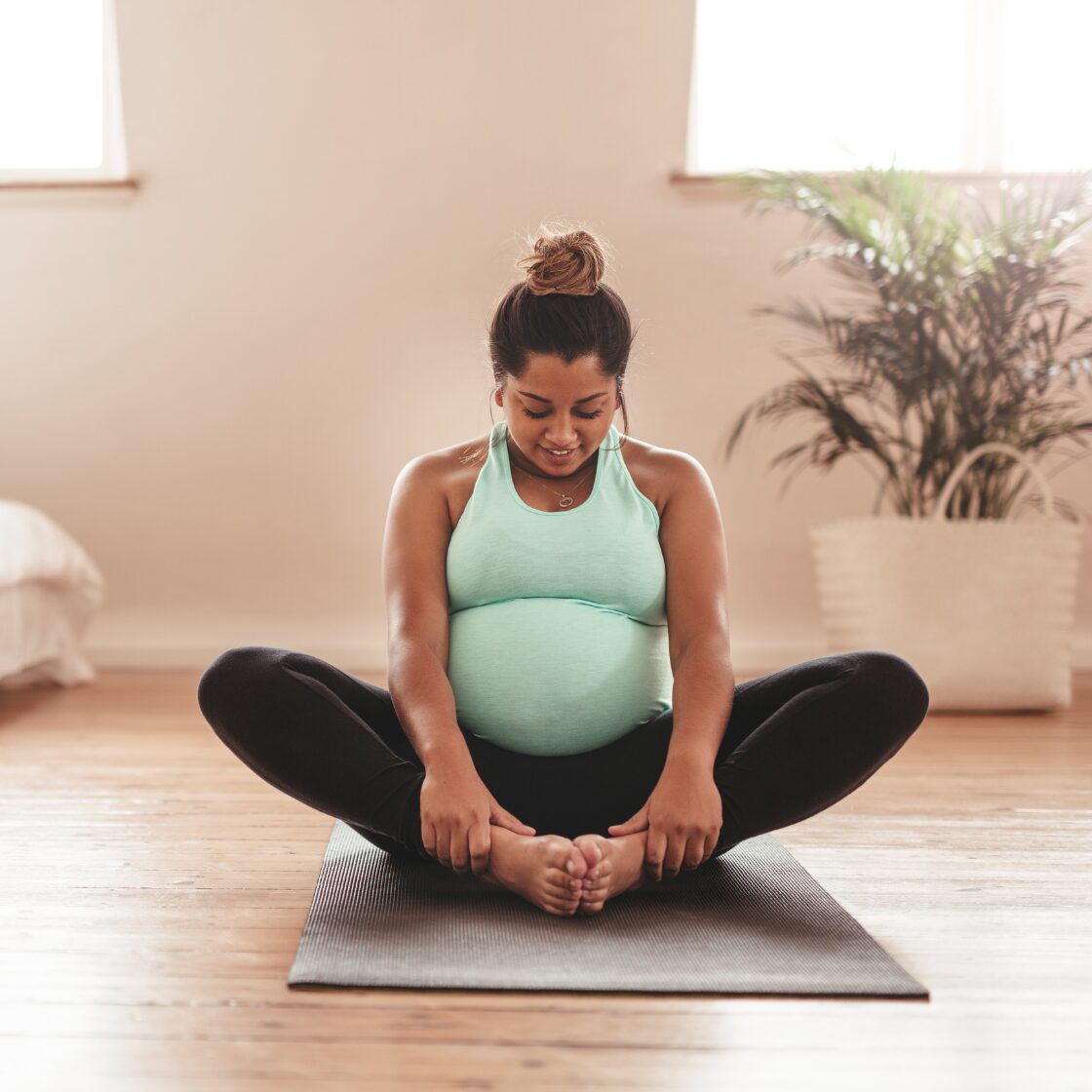 Mulher grávida com os olhos fechados, meditando ou se concentrando.
