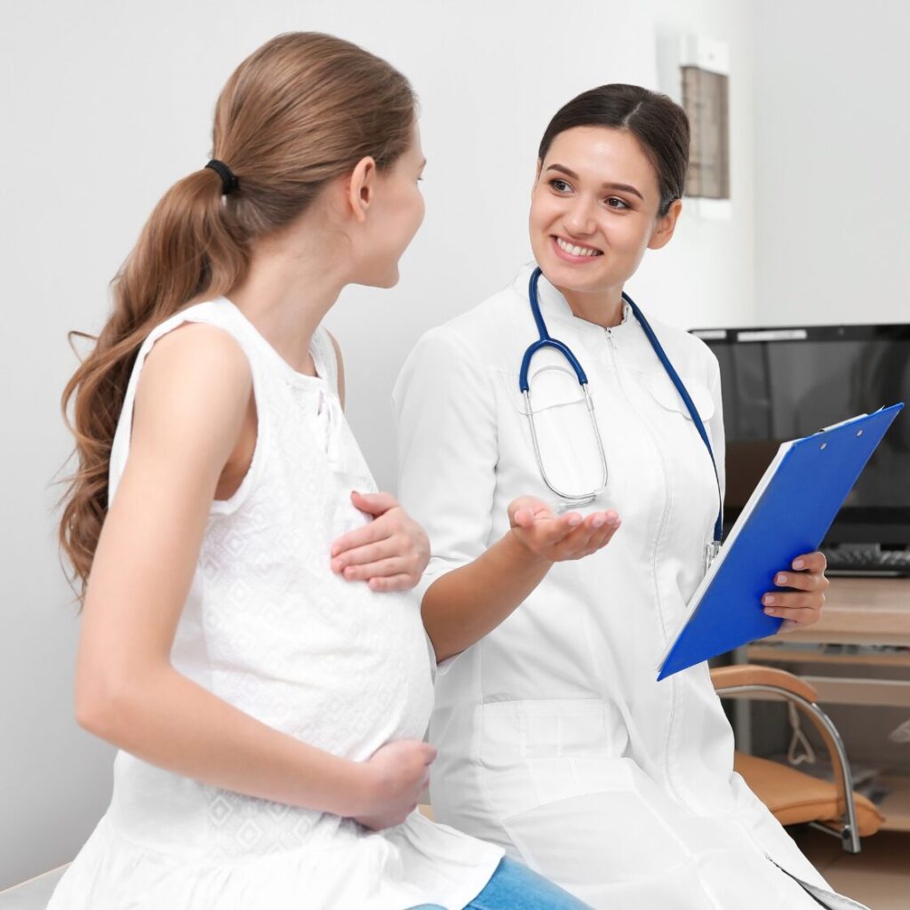 Profissional de saúde conversando com a gestante de forma acolhedora.